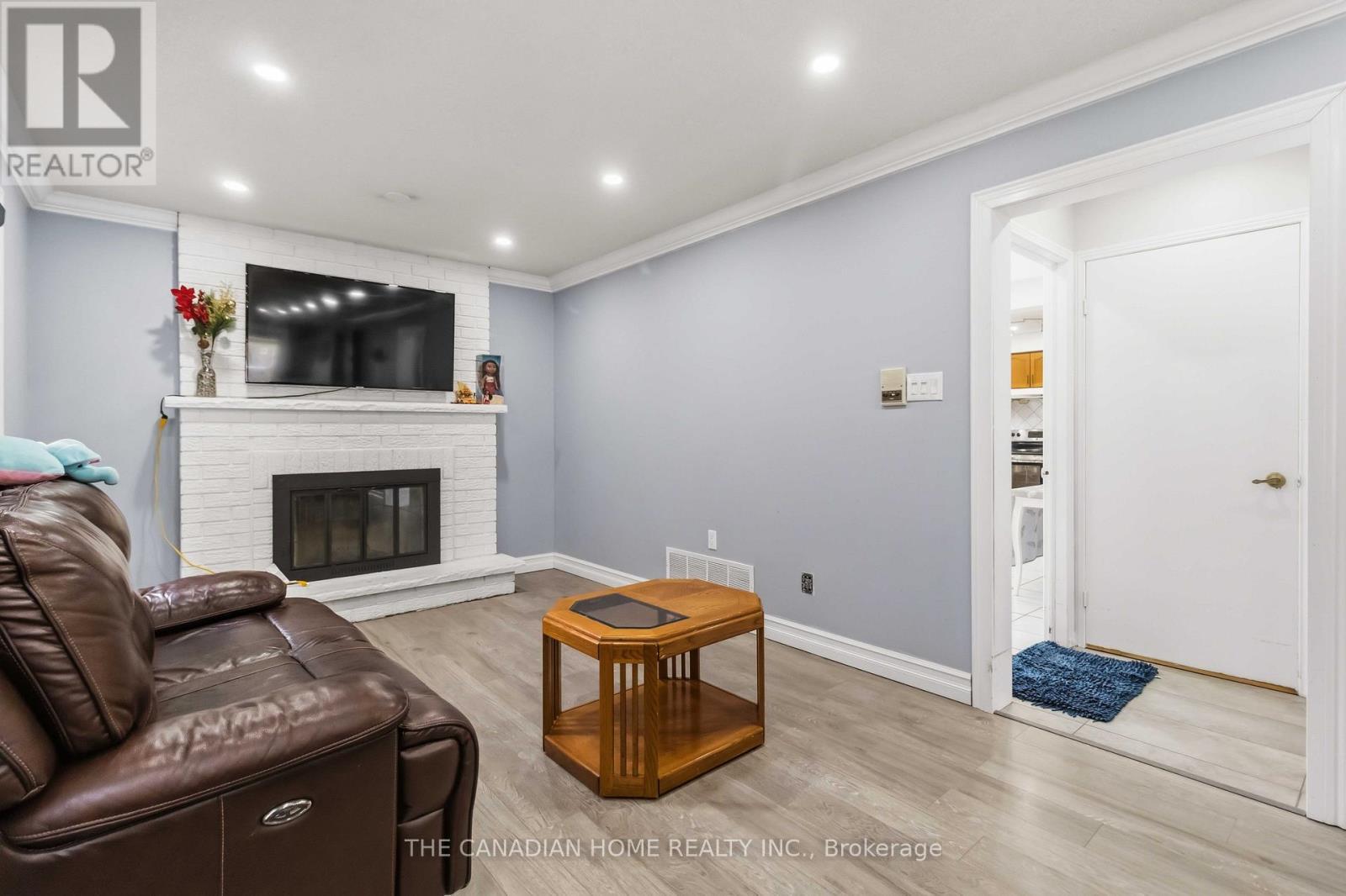 3549 Redmond Road, Mississauga, ON - Indoor Photo Showing Living Room With Fireplace