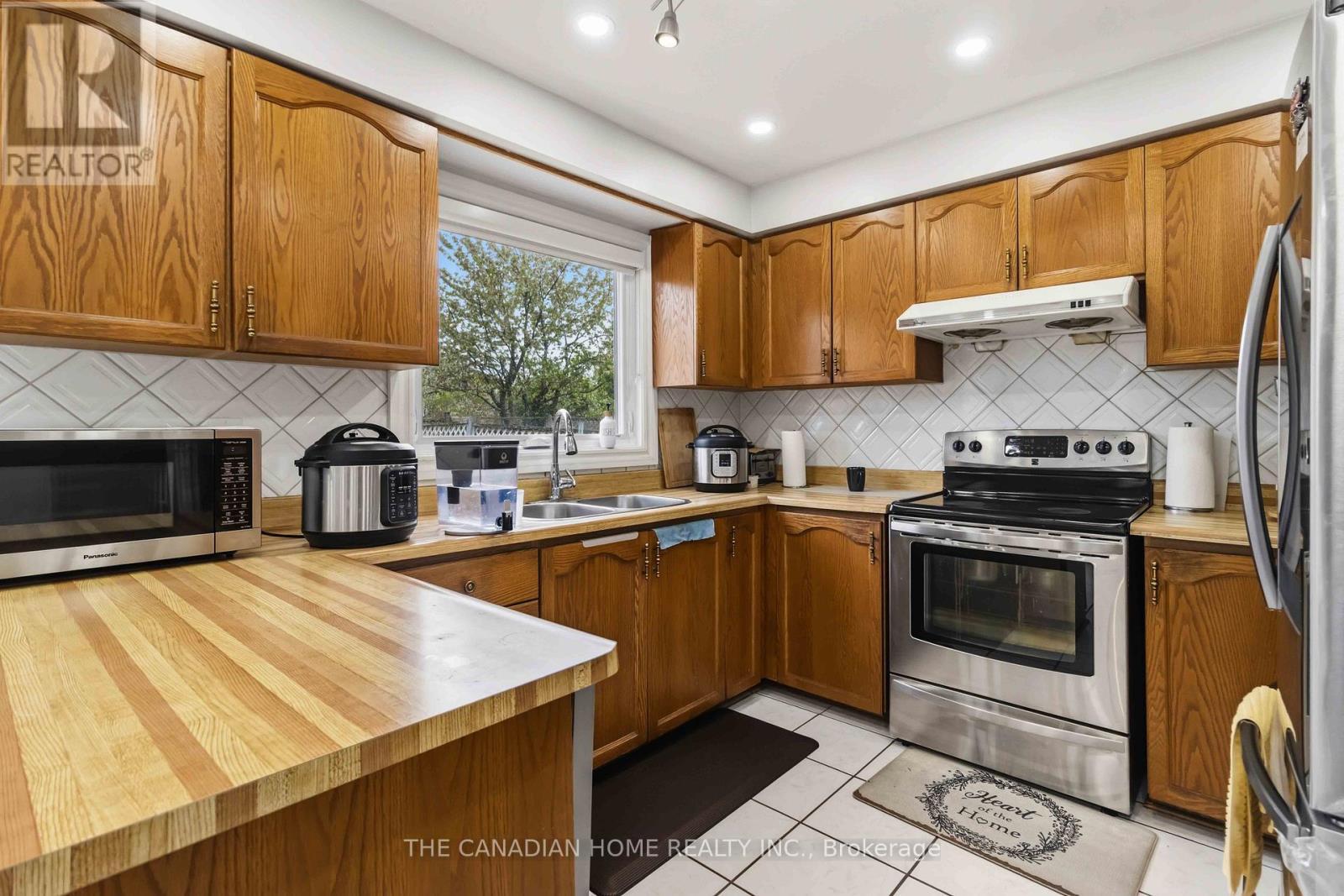 3549 Redmond Road, Mississauga, ON - Indoor Photo Showing Kitchen With Double Sink
