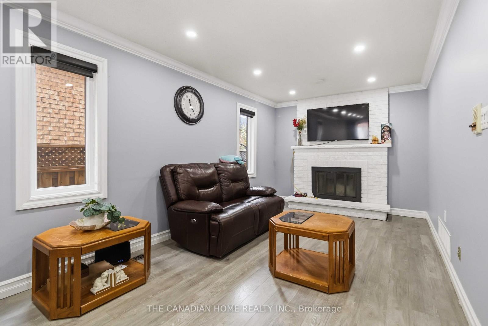 3549 Redmond Road, Mississauga, ON - Indoor Photo Showing Living Room With Fireplace