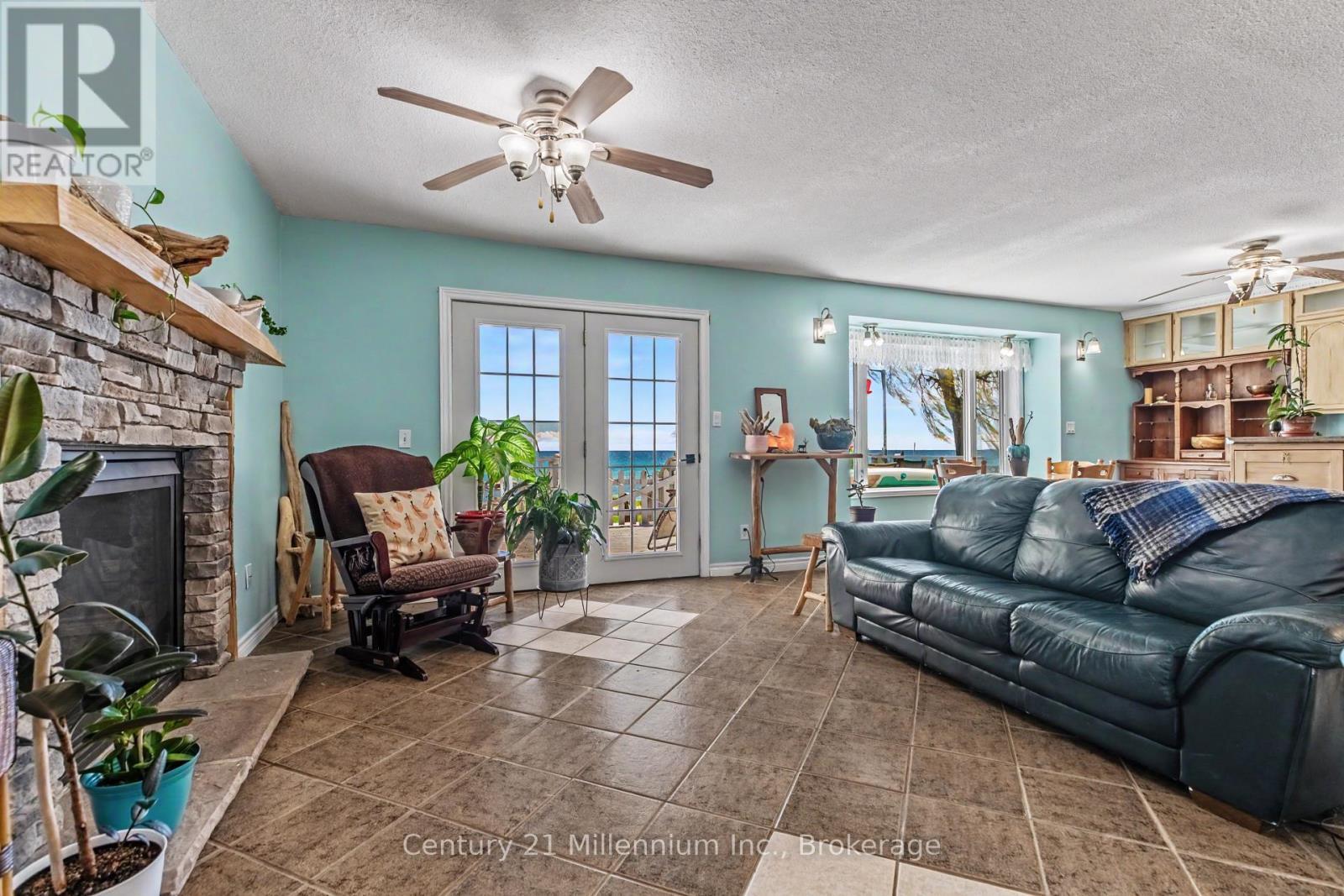117 Kiowana Beach Road, Meaford, ON - Indoor Photo Showing Living Room With Fireplace