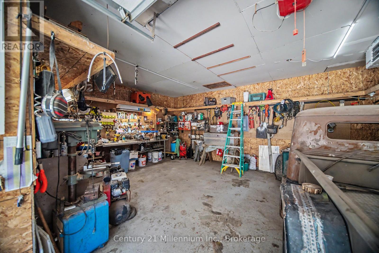 117 Kiowana Beach Road, Meaford, ON - Indoor Photo Showing Garage