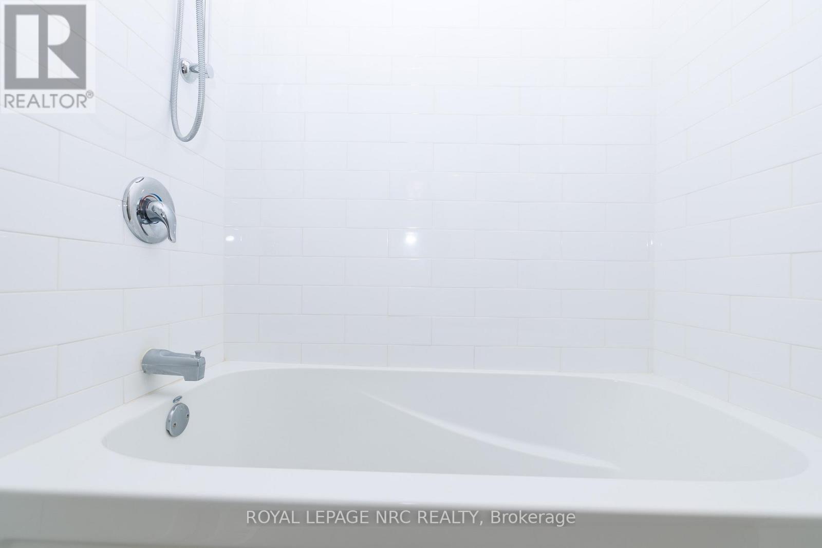 8 Kerwin Gate, St. Catharines (Lakeport), ON - Indoor Photo Showing Bathroom