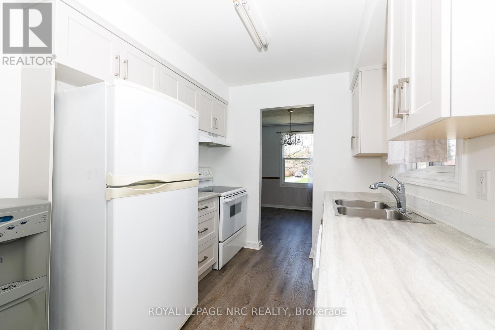 8 Kerwin Gate, St. Catharines (Lakeport), ON - Indoor Photo Showing Kitchen With Double Sink