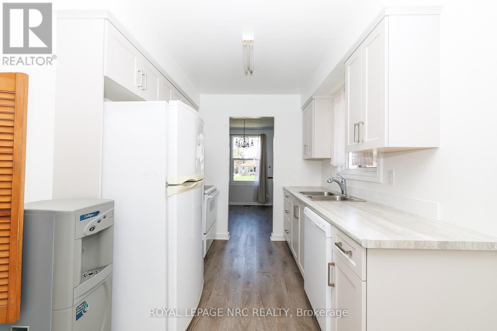 8 Kerwin Gate, St. Catharines (Lakeport), ON - Indoor Photo Showing Kitchen With Double Sink