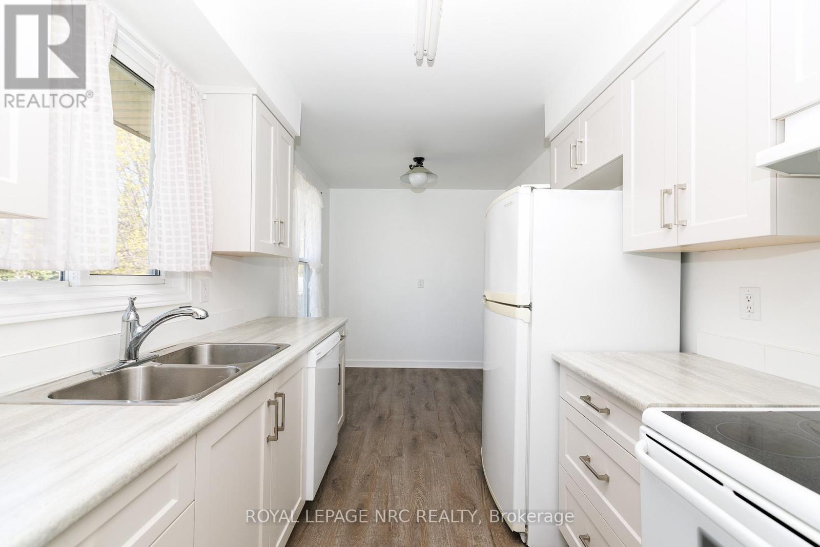 8 Kerwin Gate, St. Catharines (Lakeport), ON - Indoor Photo Showing Kitchen With Double Sink