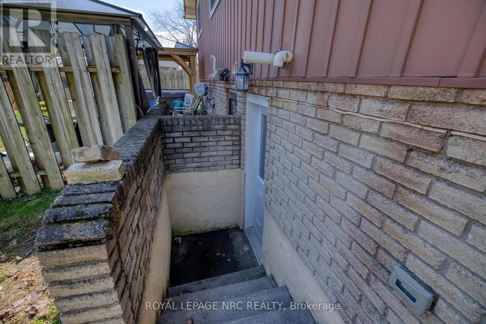 8 Kerwin Gate, St. Catharines (Lakeport), ON - Outdoor