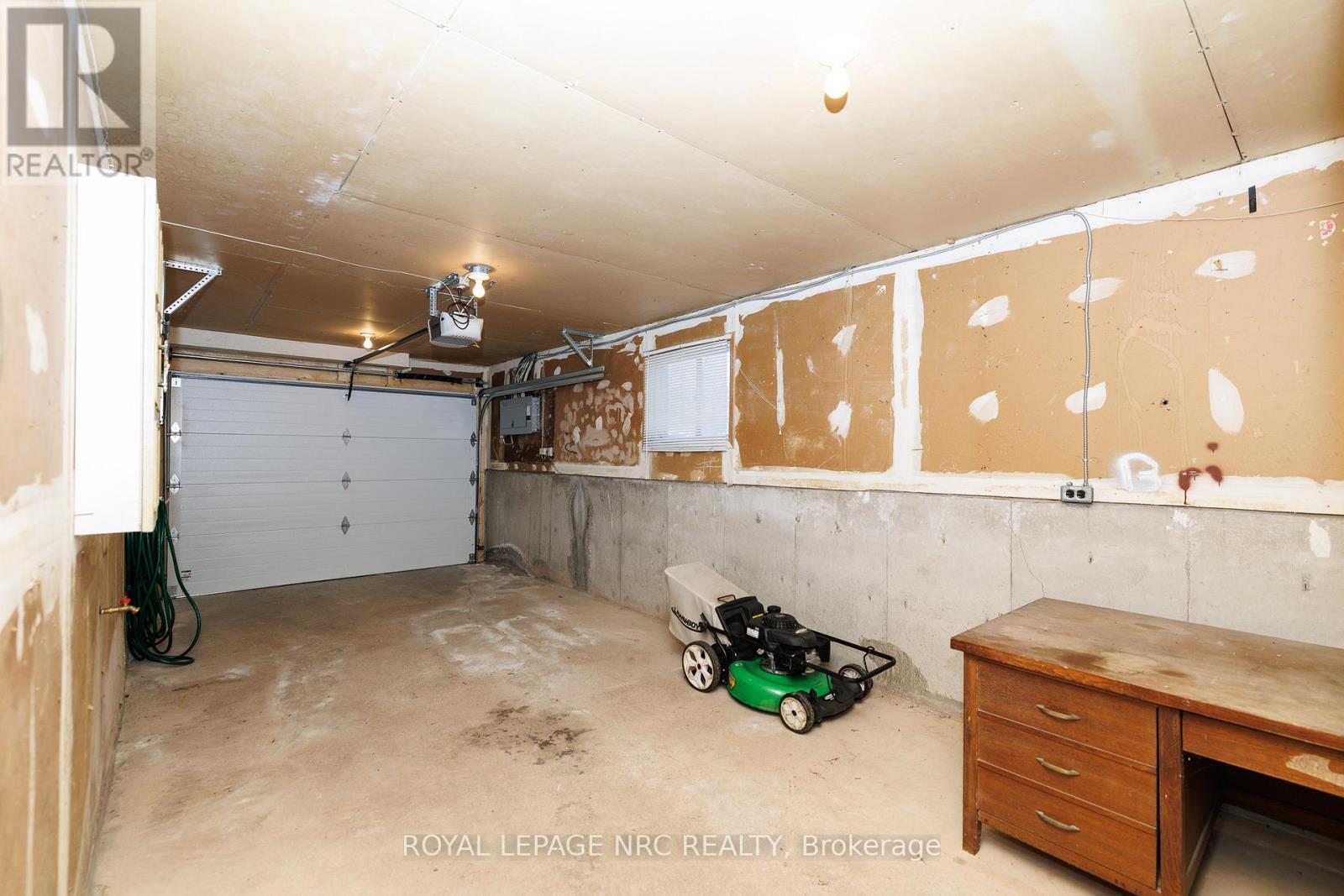 8 Kerwin Gate, St. Catharines (Lakeport), ON - Indoor Photo Showing Garage