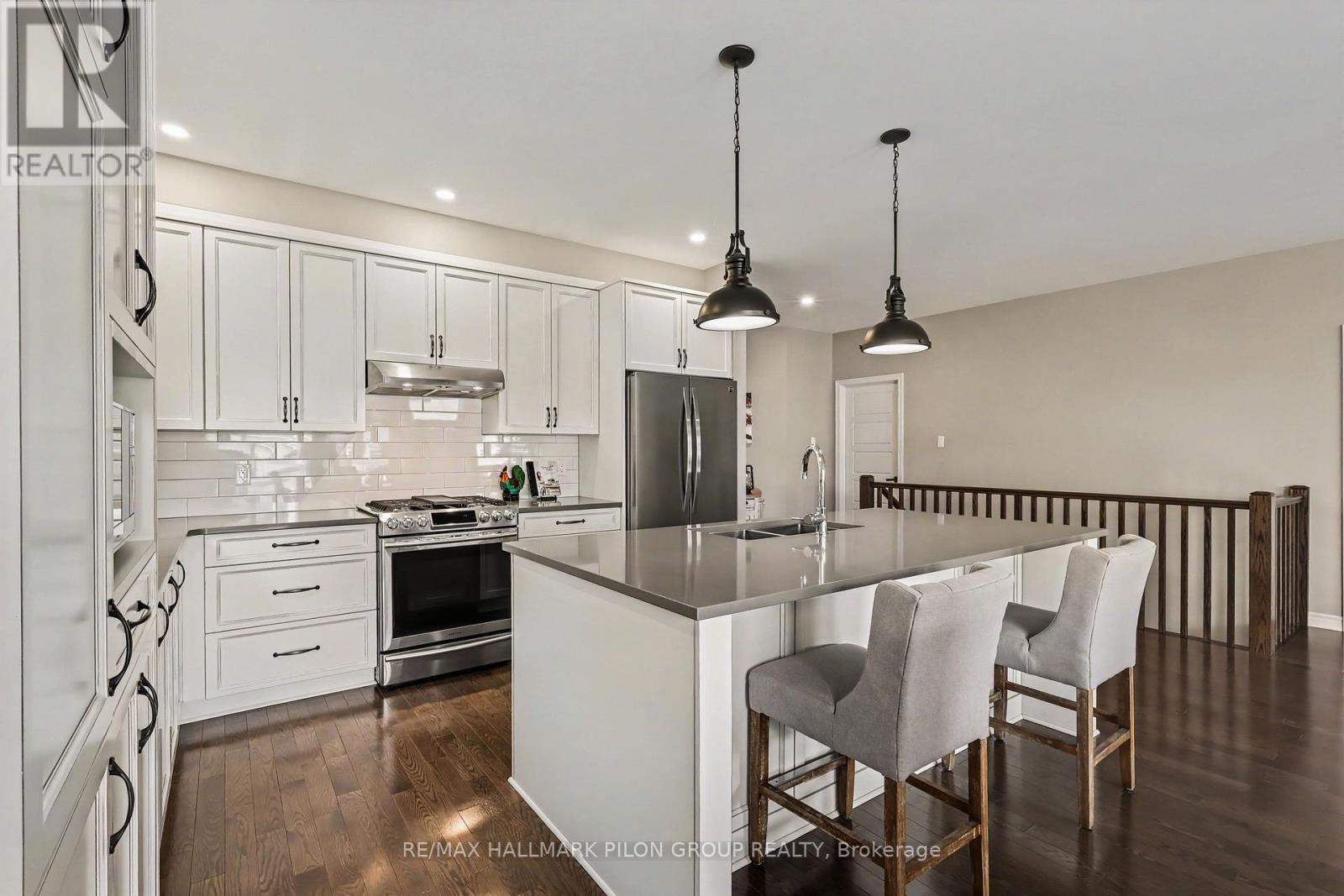 819 Tewin Circle, Ottawa, ON - Indoor Photo Showing Kitchen With Upgraded Kitchen
