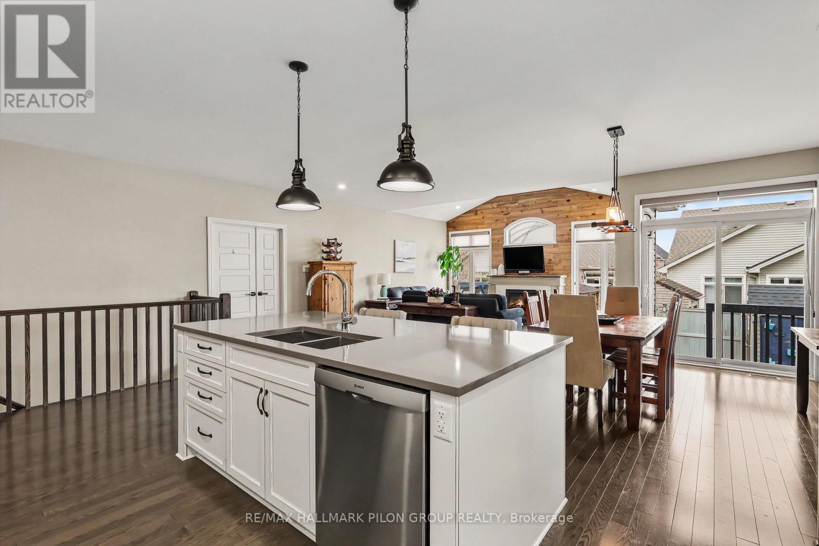 819 Tewin Circle, Ottawa, ON - Indoor Photo Showing Kitchen With Double Sink