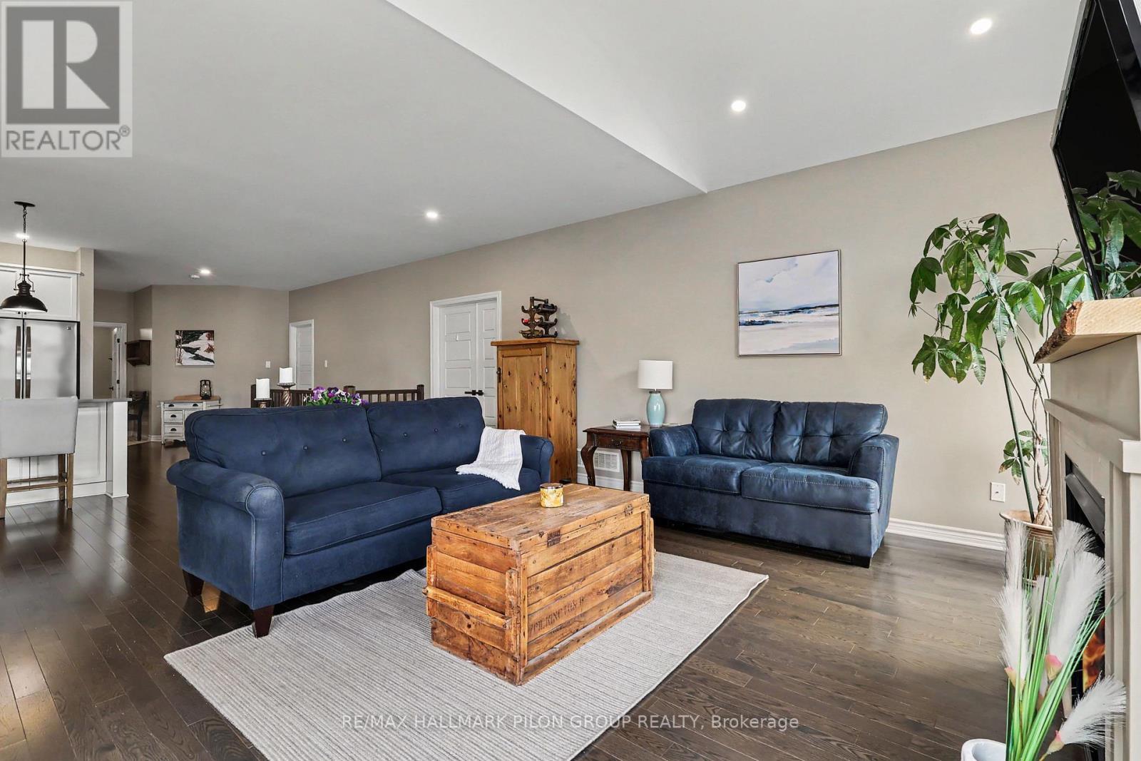 819 Tewin Circle, Ottawa, ON - Indoor Photo Showing Living Room