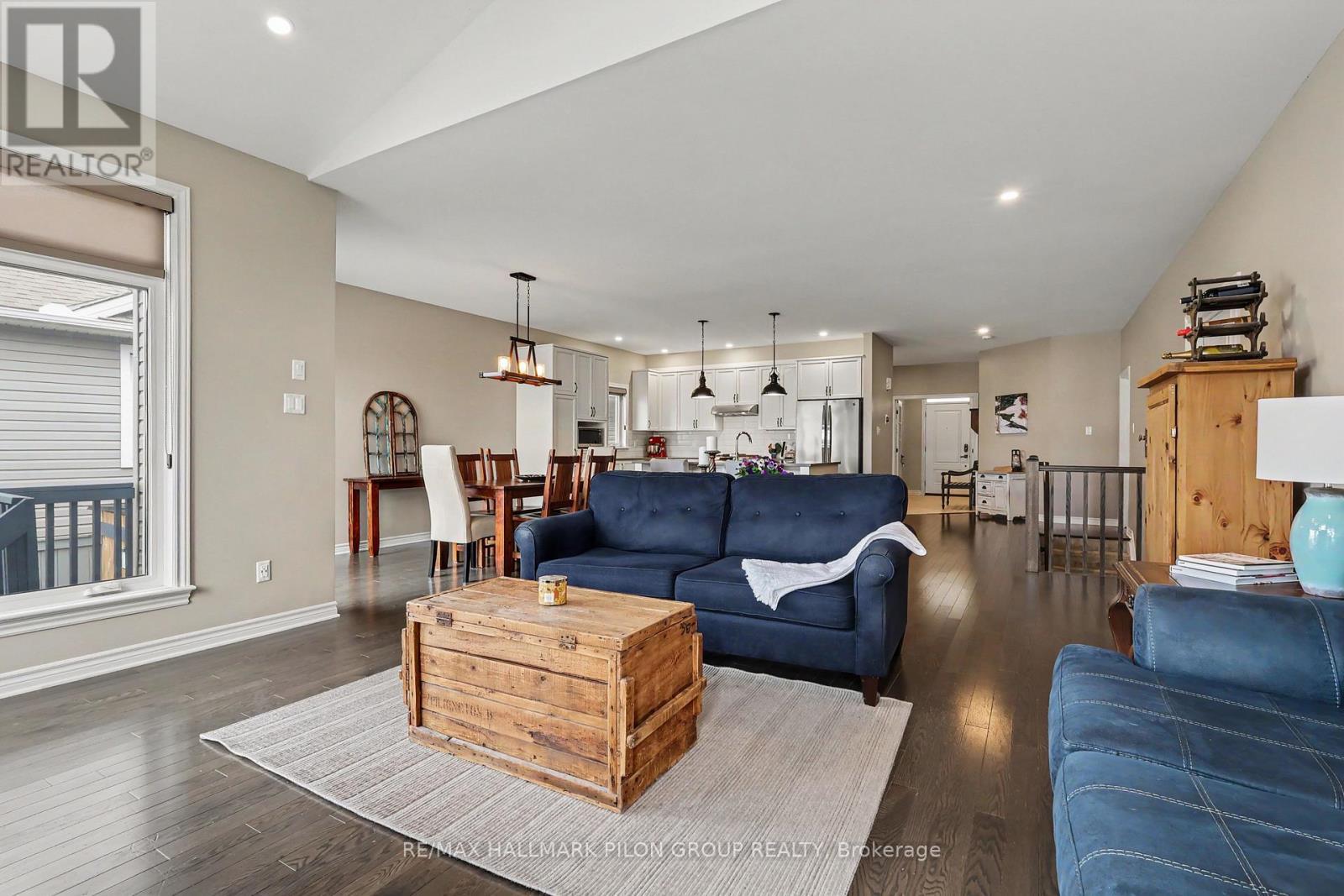819 Tewin Circle, Ottawa, ON - Indoor Photo Showing Living Room