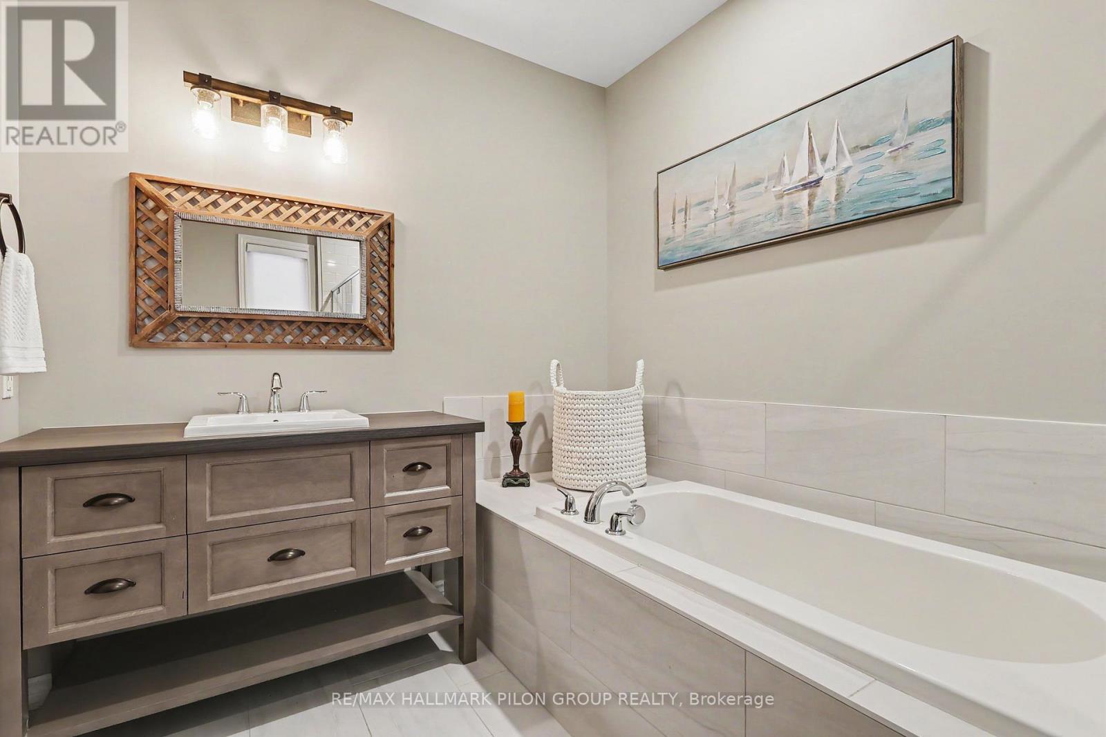 819 Tewin Circle, Ottawa, ON - Indoor Photo Showing Bathroom