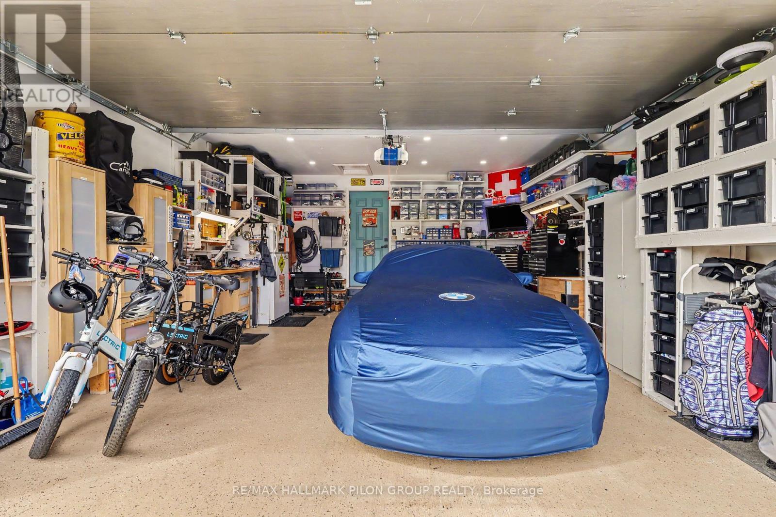 819 Tewin Circle, Ottawa, ON - Indoor Photo Showing Garage