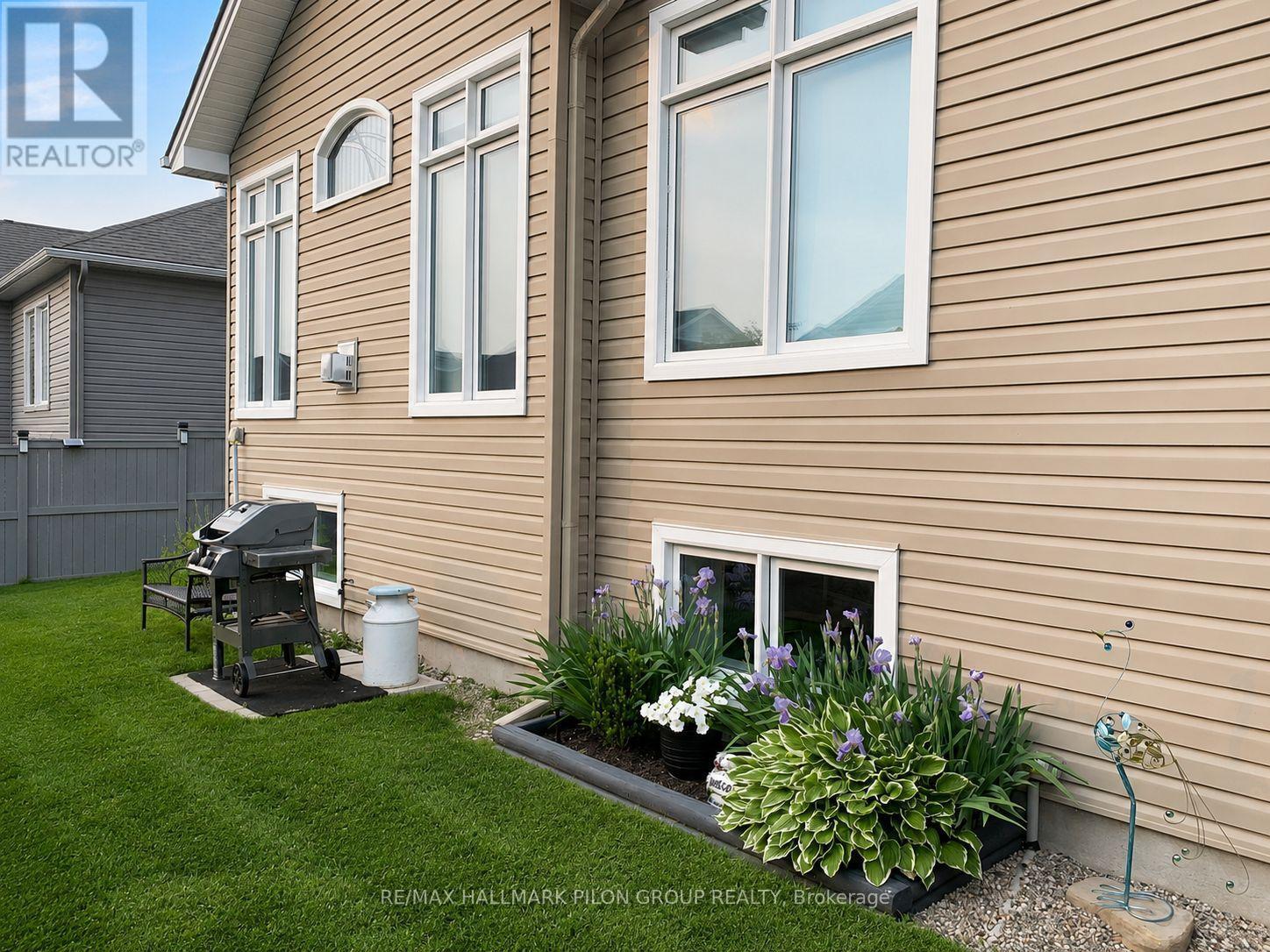 819 Tewin Circle, Ottawa, ON - Outdoor With Exterior