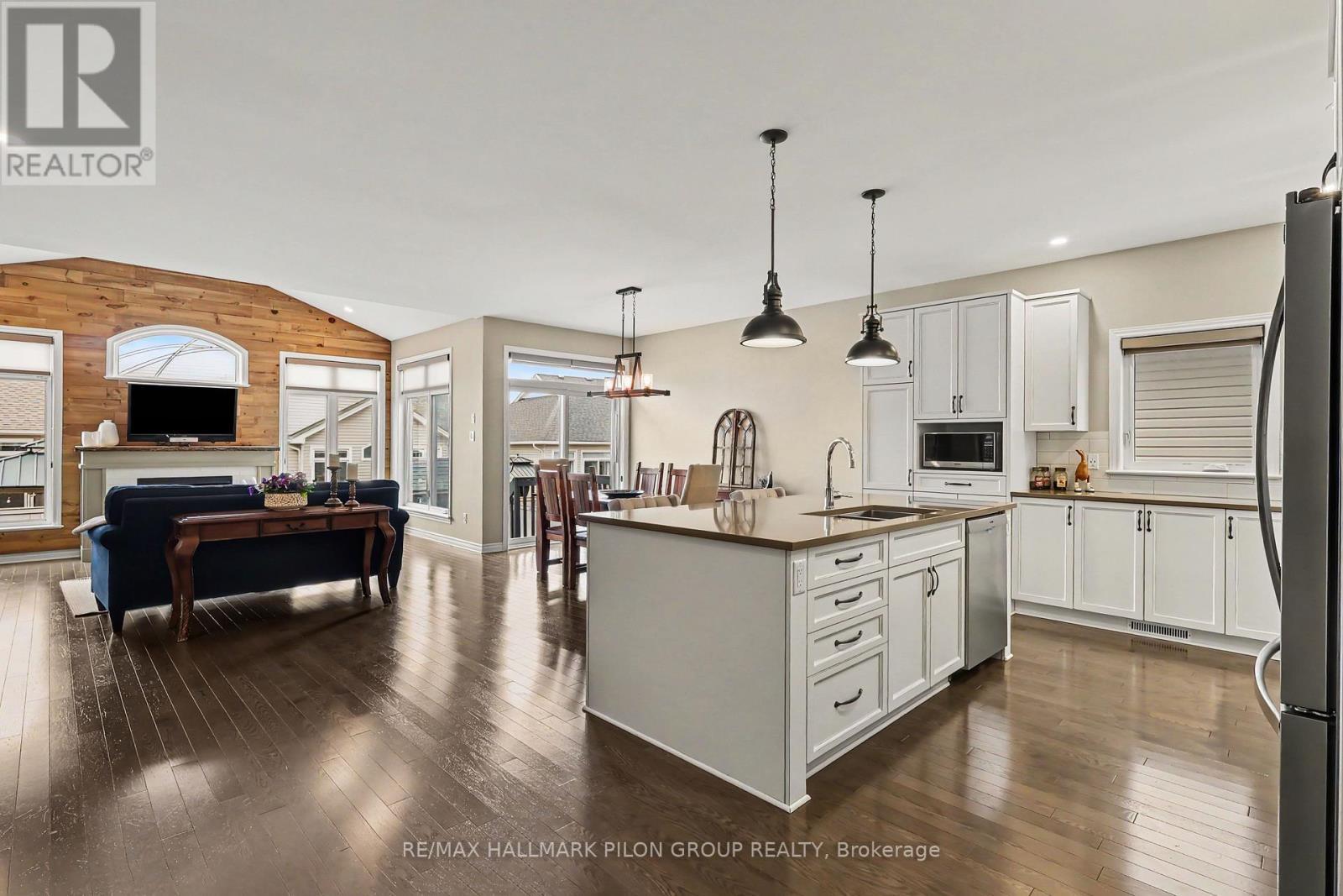 819 Tewin Circle, Ottawa, ON - Indoor Photo Showing Kitchen With Upgraded Kitchen
