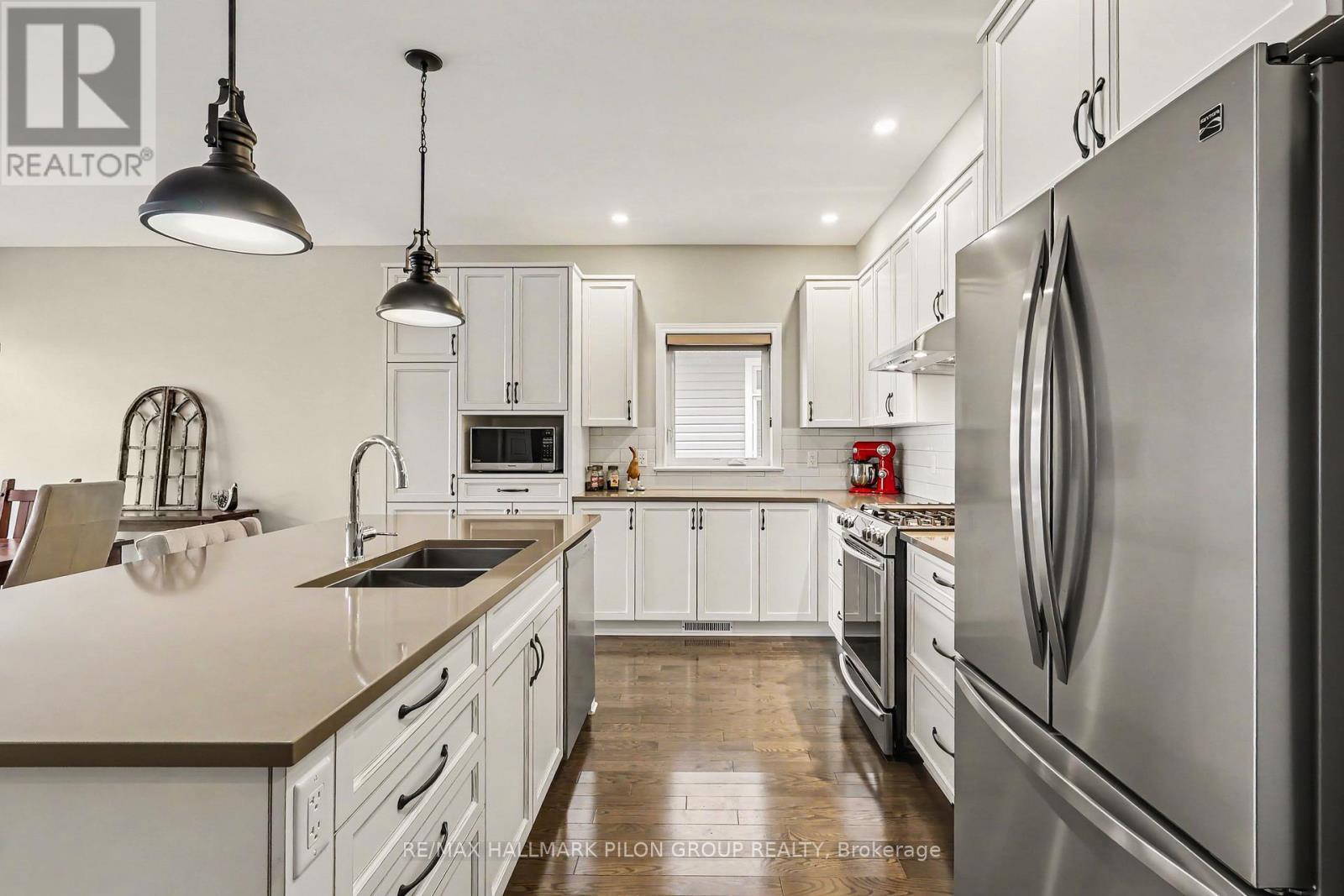 819 Tewin Circle, Ottawa, ON - Indoor Photo Showing Kitchen With Double Sink With Upgraded Kitchen