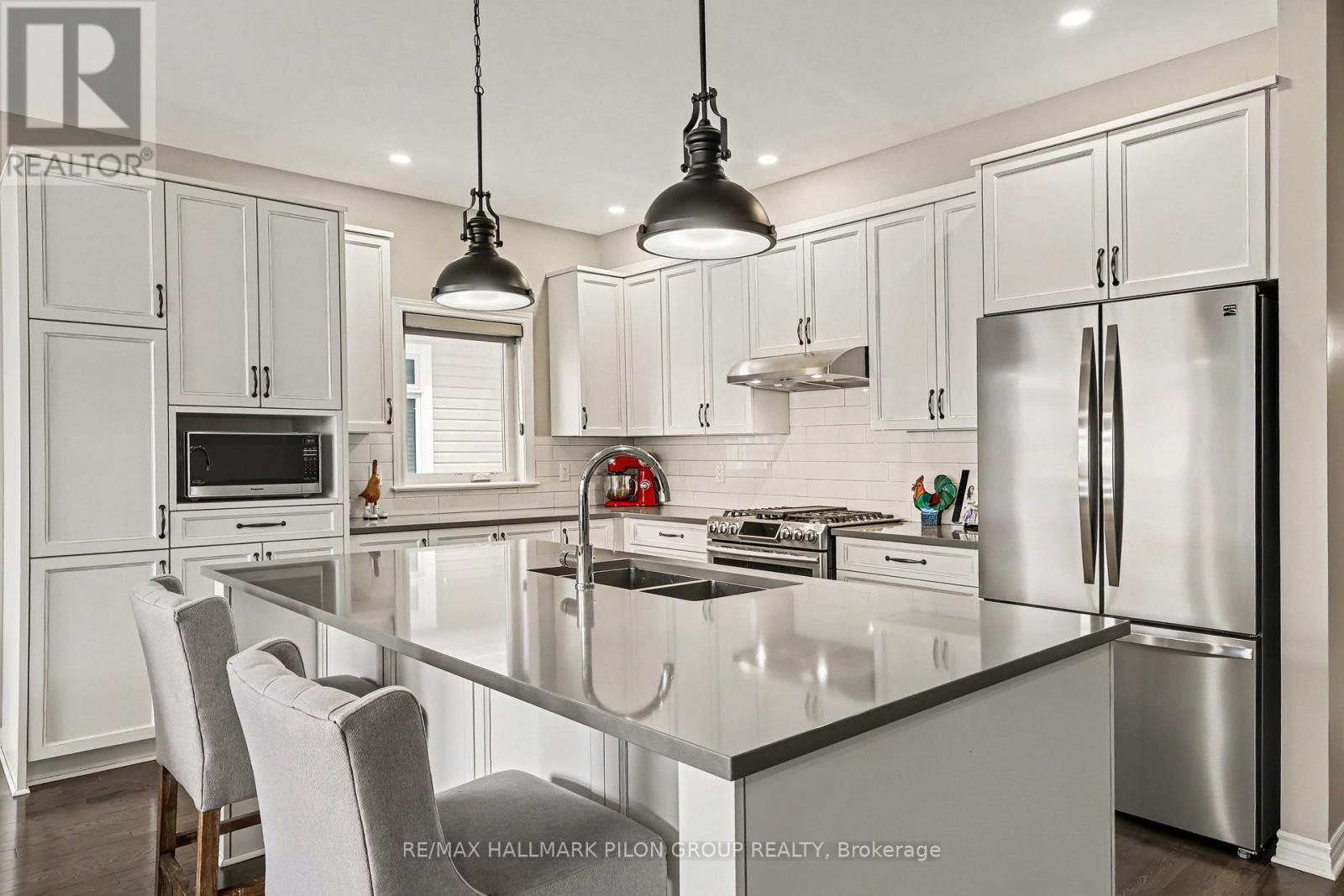 819 Tewin Circle, Ottawa, ON - Indoor Photo Showing Kitchen With Upgraded Kitchen