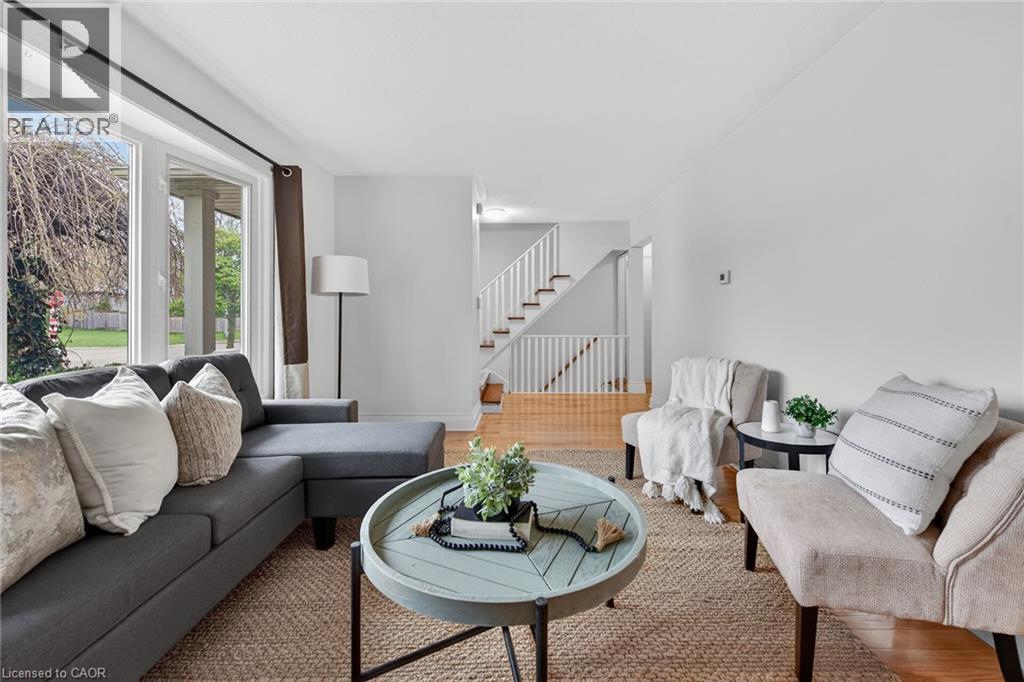 167 Darlington Drive, Hamilton, ON - Indoor Photo Showing Living Room