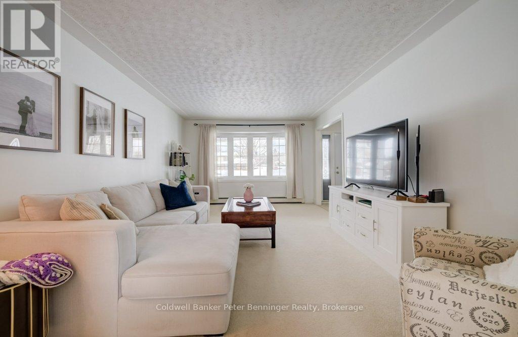 Living room - 33 Tower Road, Arran-Elderslie, ON - Indoor Photo Showing Living Room