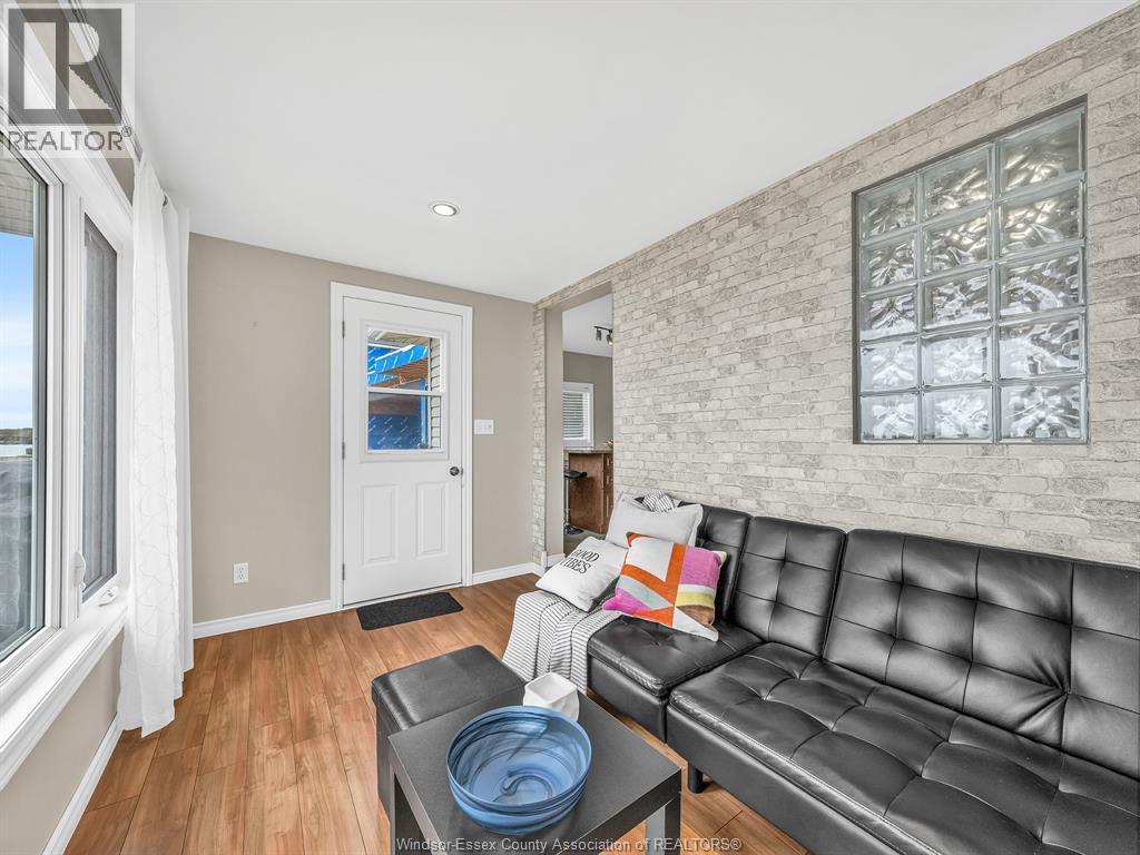 162 Robson Rd, Leamington, ON - Indoor Photo Showing Living Room