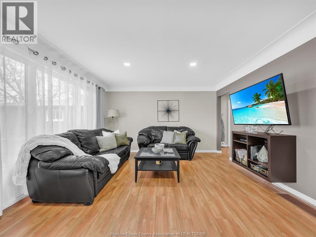 162 Robson Rd, Leamington, ON - Indoor Photo Showing Living Room With Fireplace