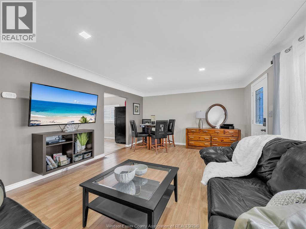 162 Robson Rd, Leamington, ON - Indoor Photo Showing Living Room