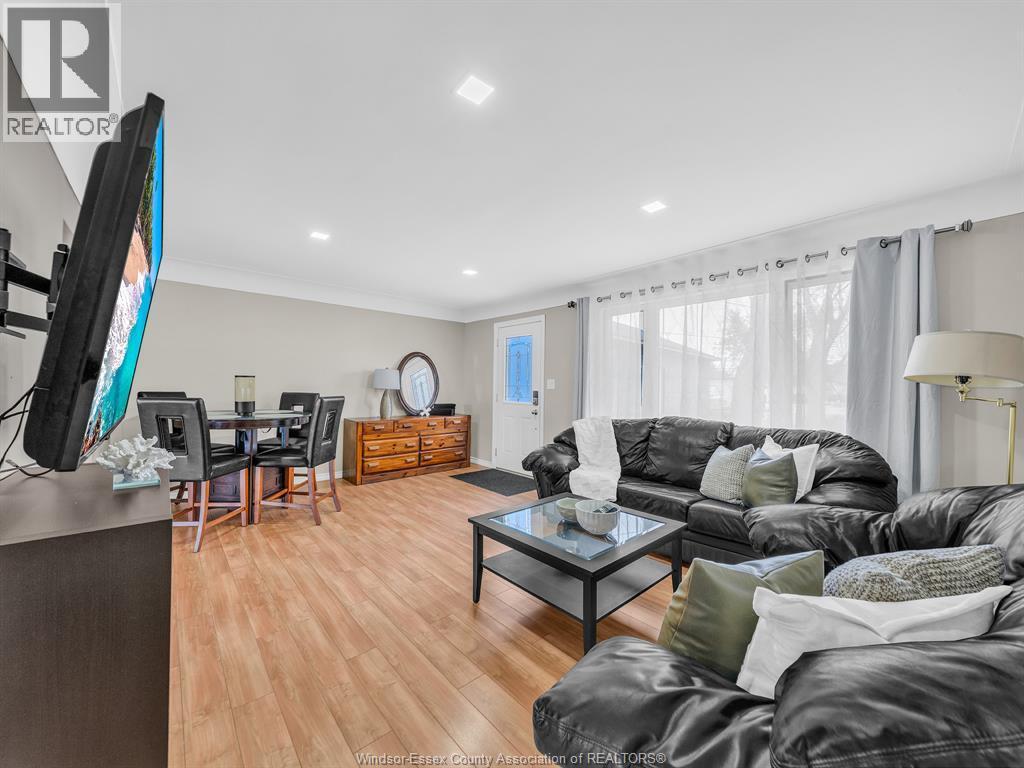 162 Robson Rd, Leamington, ON - Indoor Photo Showing Living Room
