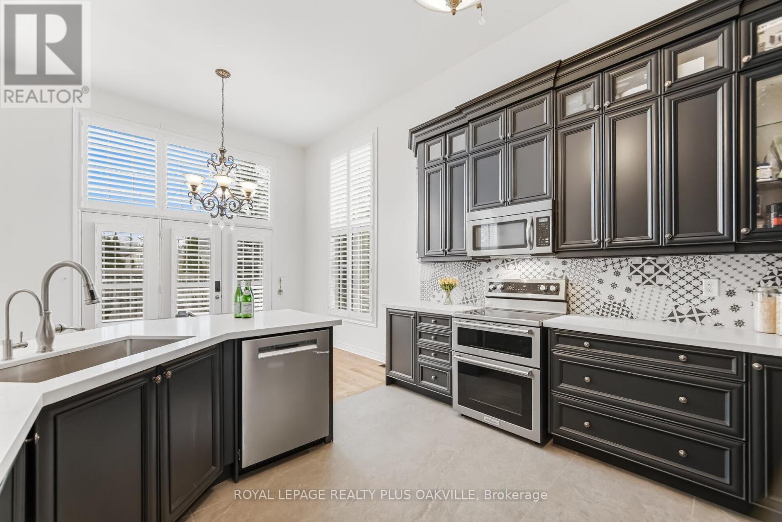 3409 Liptay Avenue, Oakville, ON - Indoor Photo Showing Kitchen With Upgraded Kitchen