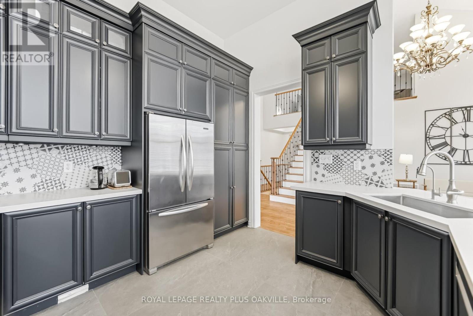 3409 Liptay Avenue, Oakville, ON - Indoor Photo Showing Kitchen With Upgraded Kitchen