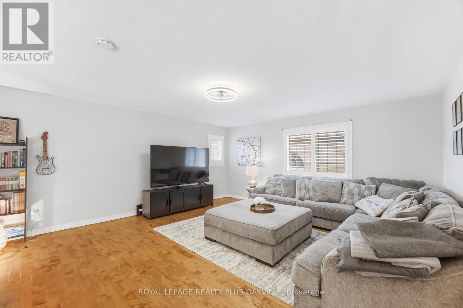 3409 Liptay Avenue, Oakville, ON - Indoor Photo Showing Living Room