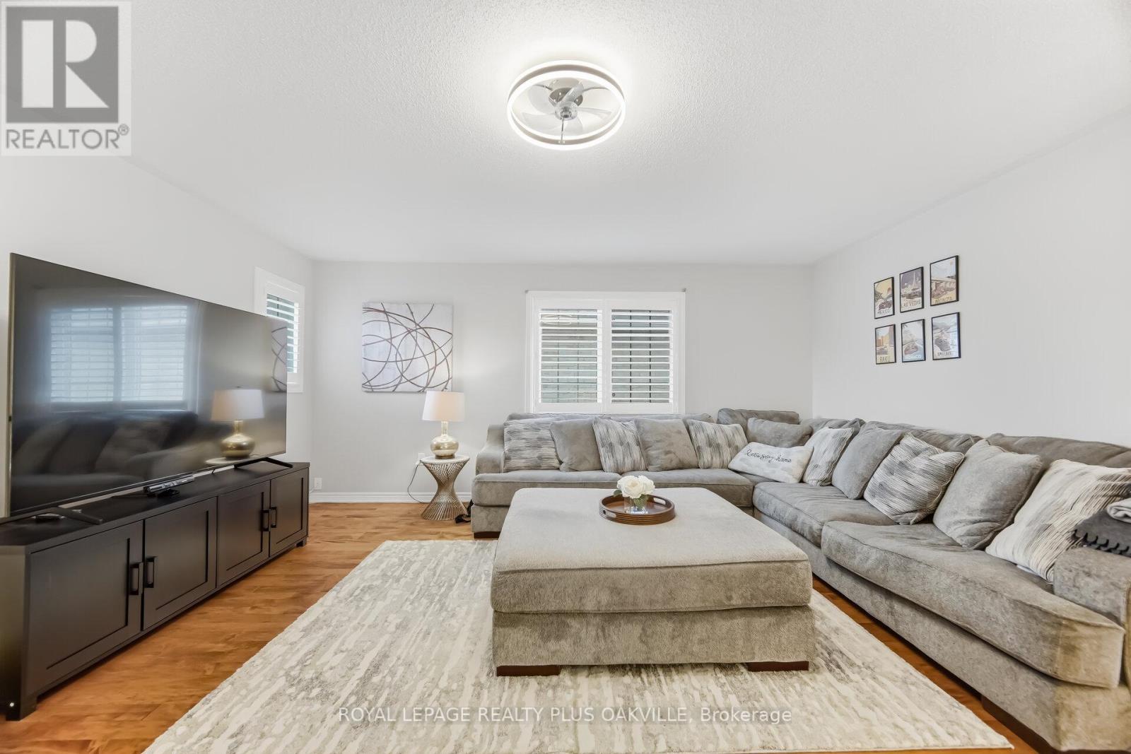 3409 Liptay Avenue, Oakville, ON - Indoor Photo Showing Living Room