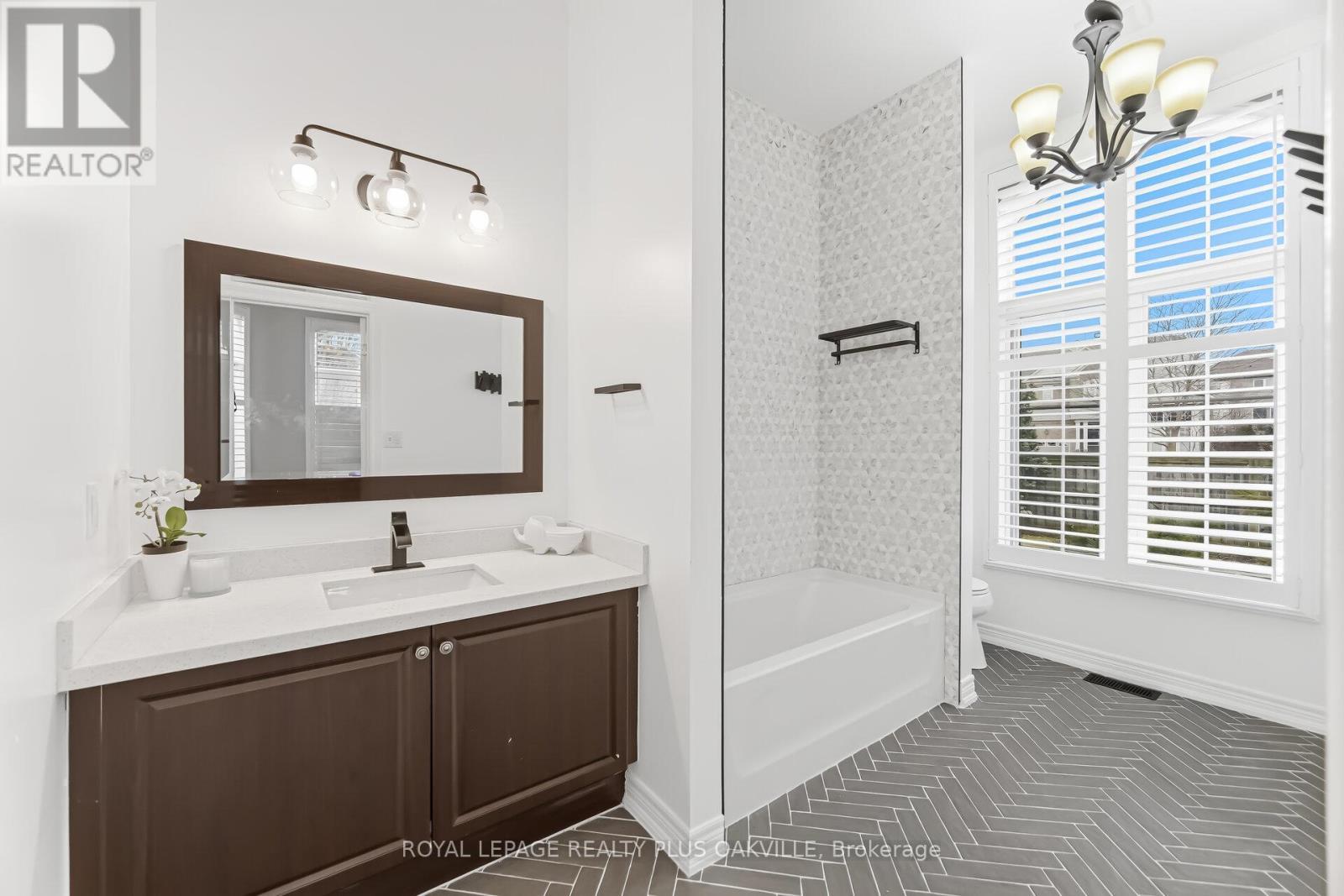 3409 Liptay Avenue, Oakville, ON - Indoor Photo Showing Bathroom
