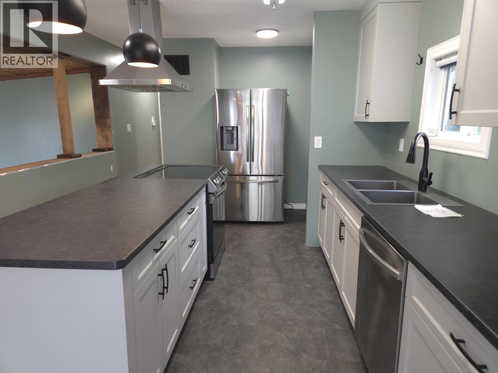 7142 Bear Road, Prince George, BC - Indoor Photo Showing Kitchen With Double Sink