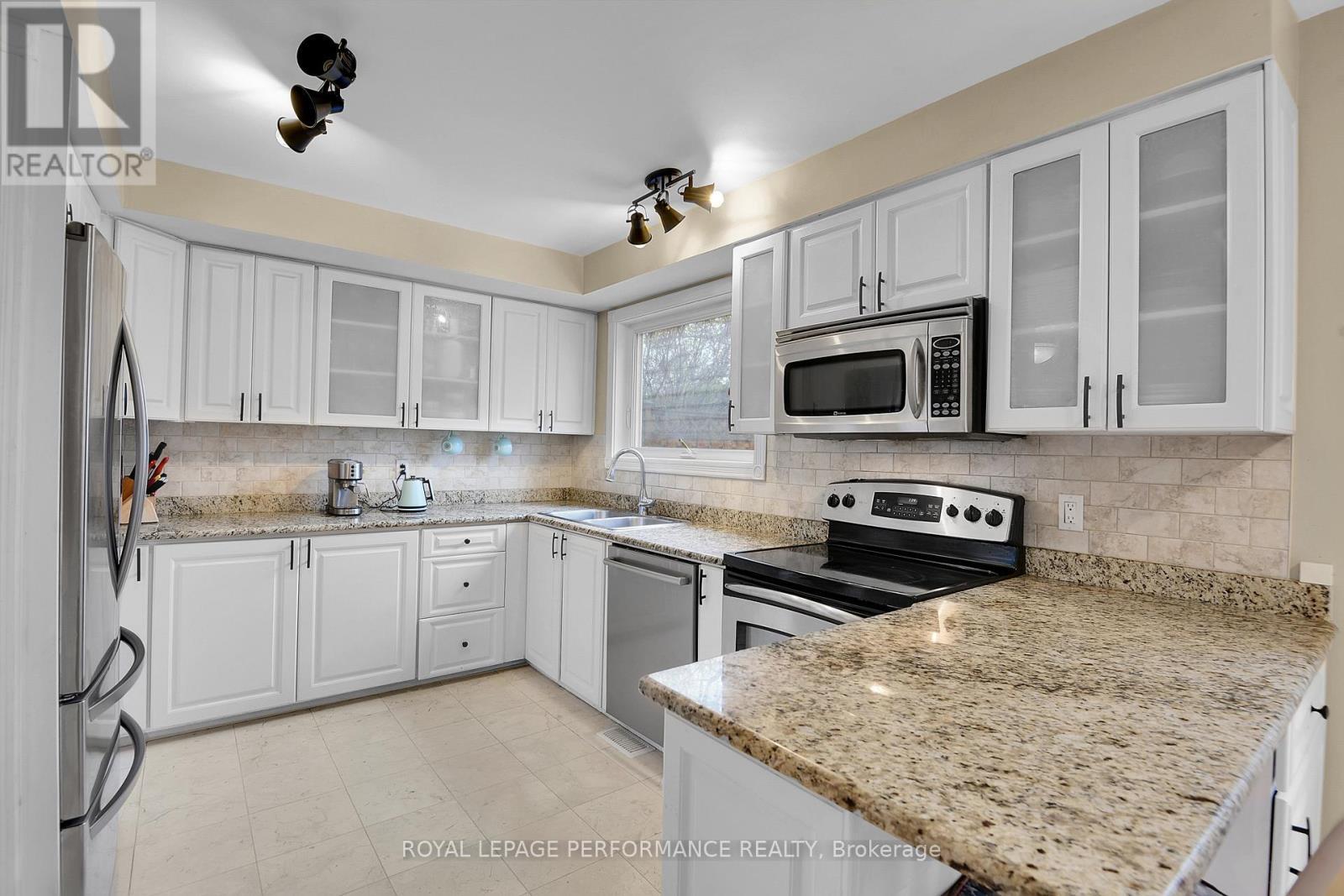 1841 Beattie Avenue, Ottawa, ON - Indoor Photo Showing Kitchen With Double Sink With Upgraded Kitchen