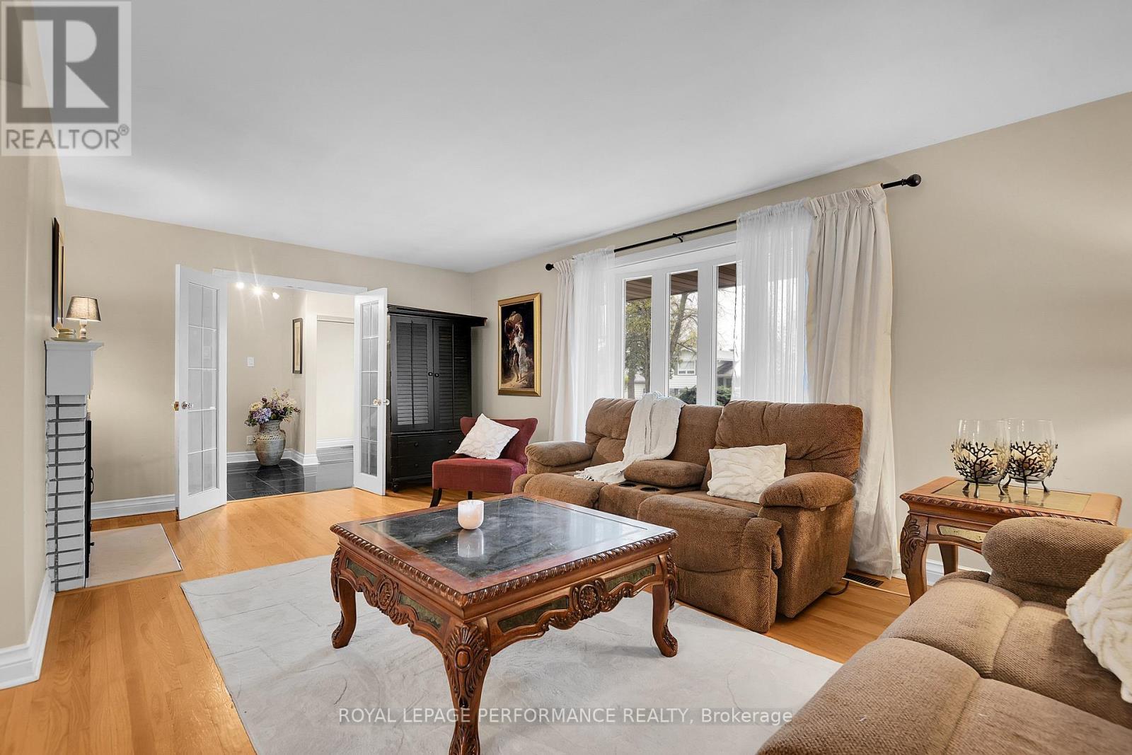 1841 Beattie Avenue, Ottawa, ON - Indoor Photo Showing Living Room