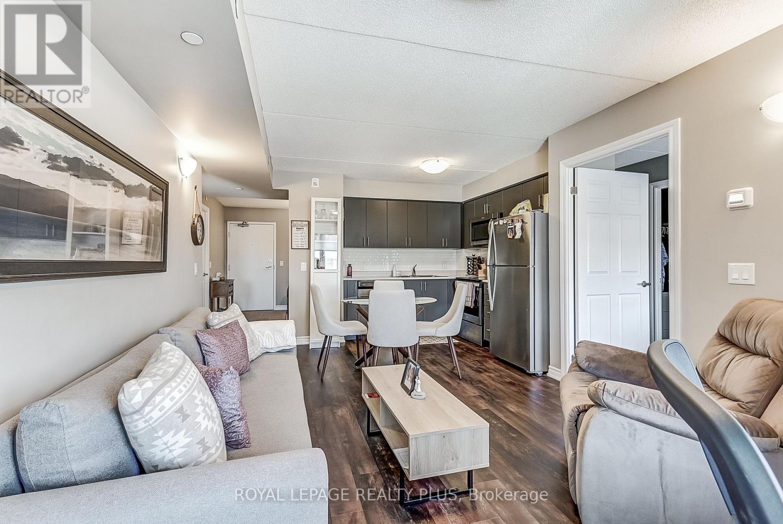 708 - 716 Main Street E, Milton, ON - Indoor Photo Showing Living Room