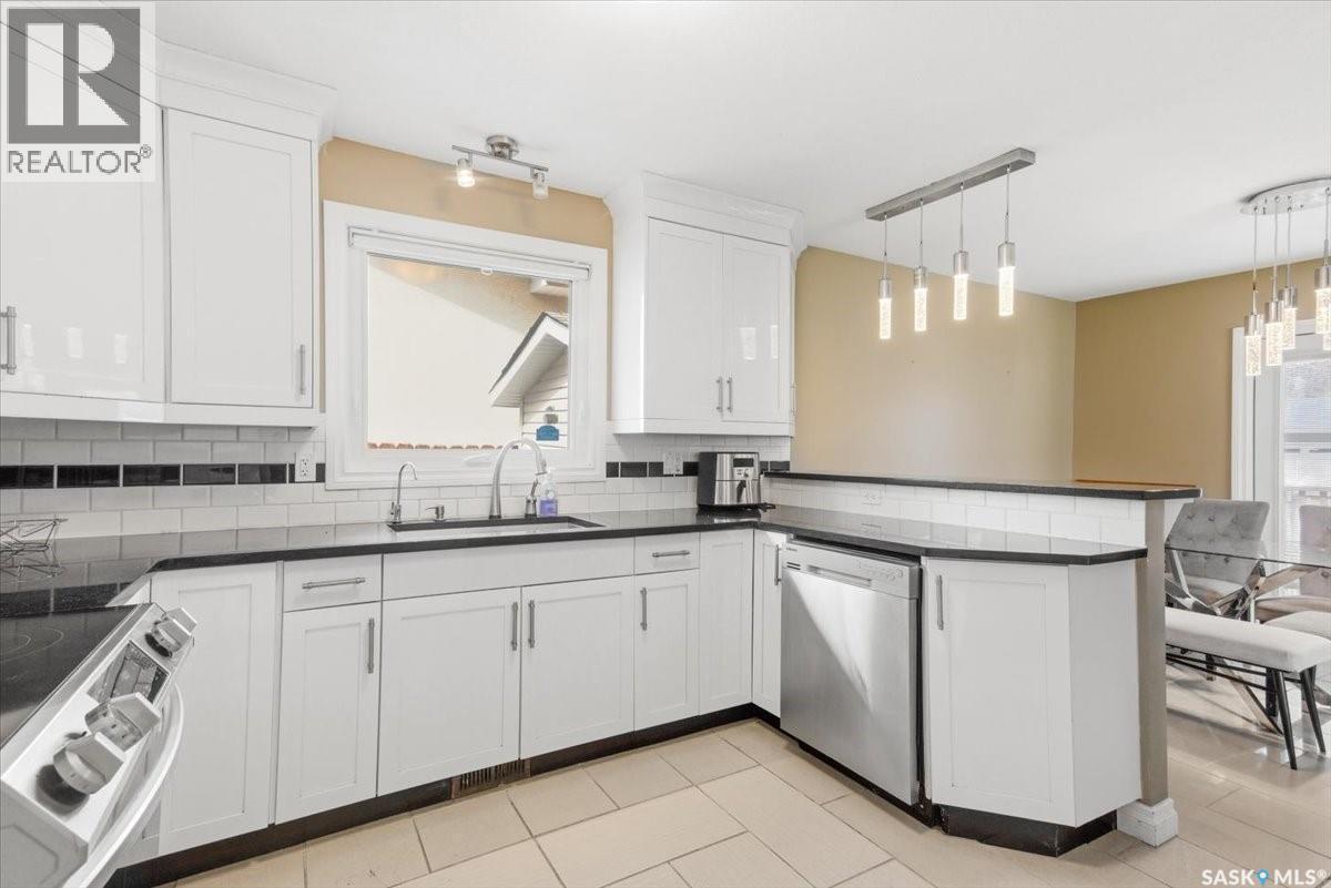182 Lincoln Drive, Regina, SK - Indoor Photo Showing Kitchen