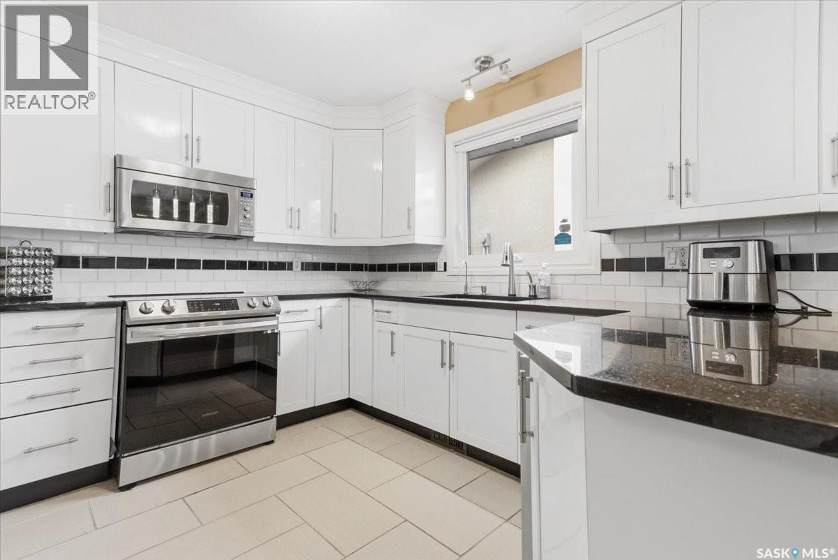 182 Lincoln Drive, Regina, SK - Indoor Photo Showing Kitchen With Upgraded Kitchen