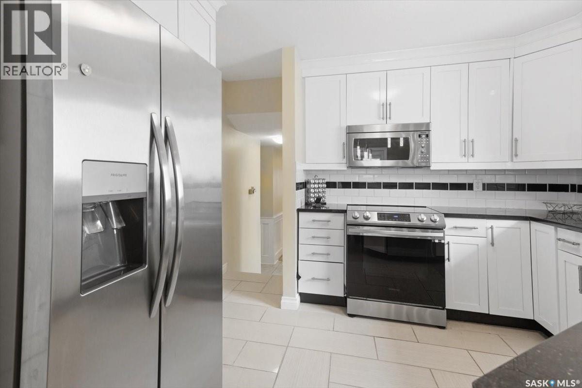 182 Lincoln Drive, Regina, SK - Indoor Photo Showing Kitchen With Upgraded Kitchen