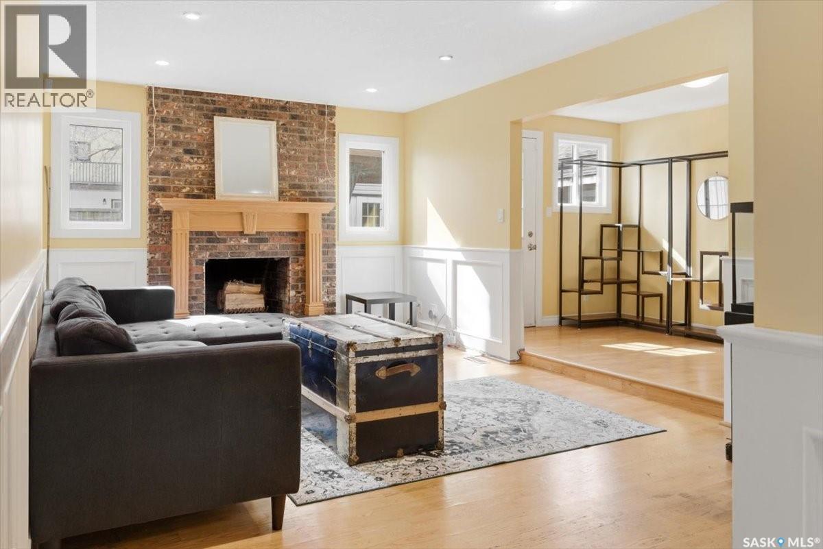 182 Lincoln Drive, Regina, SK - Indoor Photo Showing Living Room With Fireplace