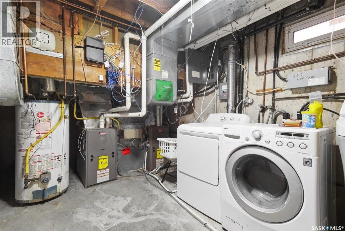 182 Lincoln Drive, Regina, SK - Indoor Photo Showing Laundry Room