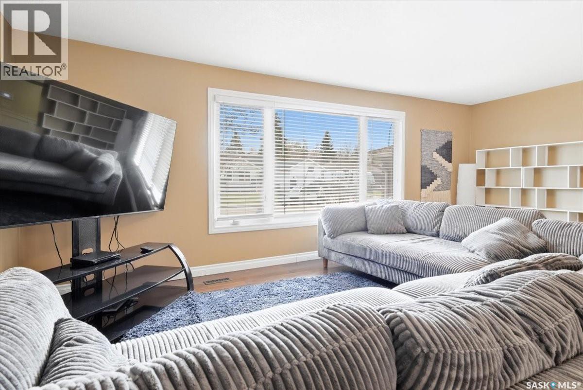 182 Lincoln Drive, Regina, SK - Indoor Photo Showing Living Room
