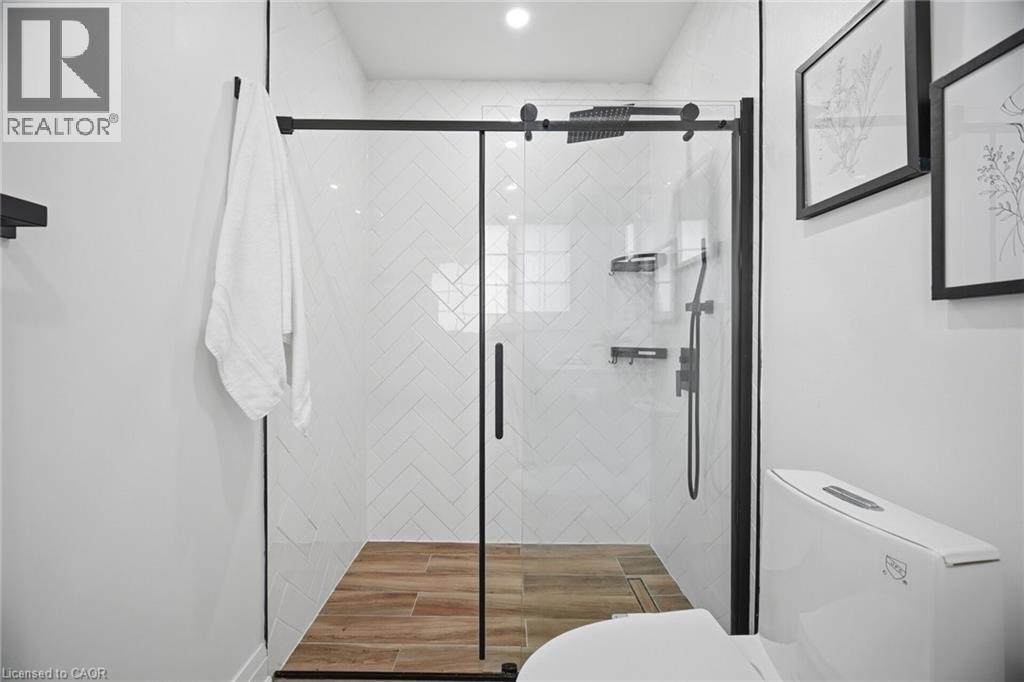Contemporary shower enclosure featuring clear glass panels and matte black hardware - 1376 Royal Drive, Burlington, ON - Indoor Photo Showing Bathroom