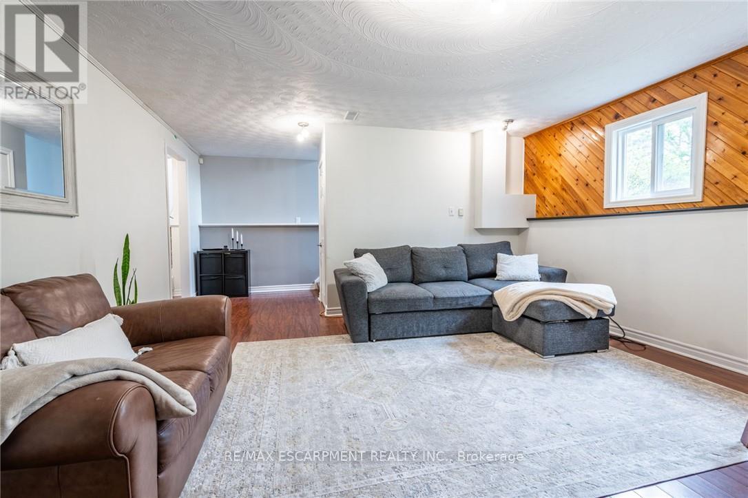 152 7Th Concession Road E, Hamilton, ON - Indoor Photo Showing Living Room