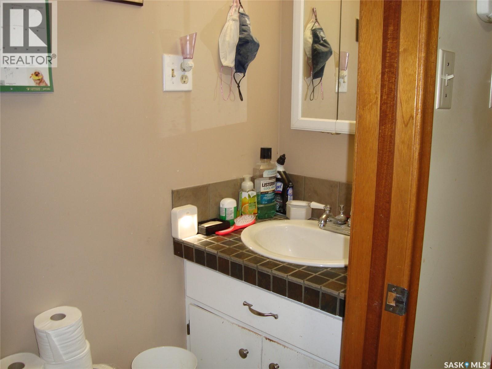 247 9Th Avenue Nw, Swift Current, SK - Indoor Photo Showing Bathroom