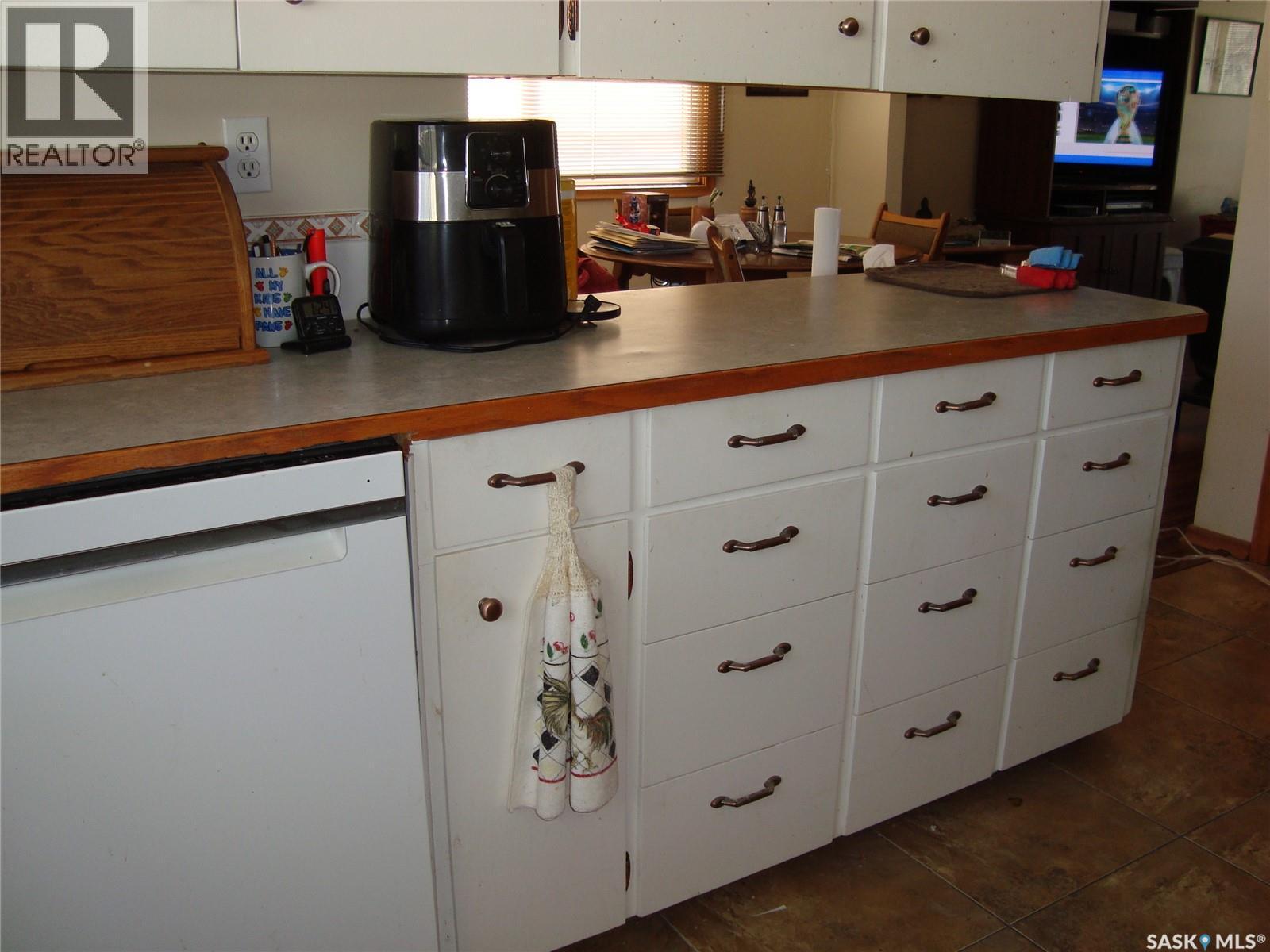 247 9Th Avenue Nw, Swift Current, SK - Indoor Photo Showing Kitchen