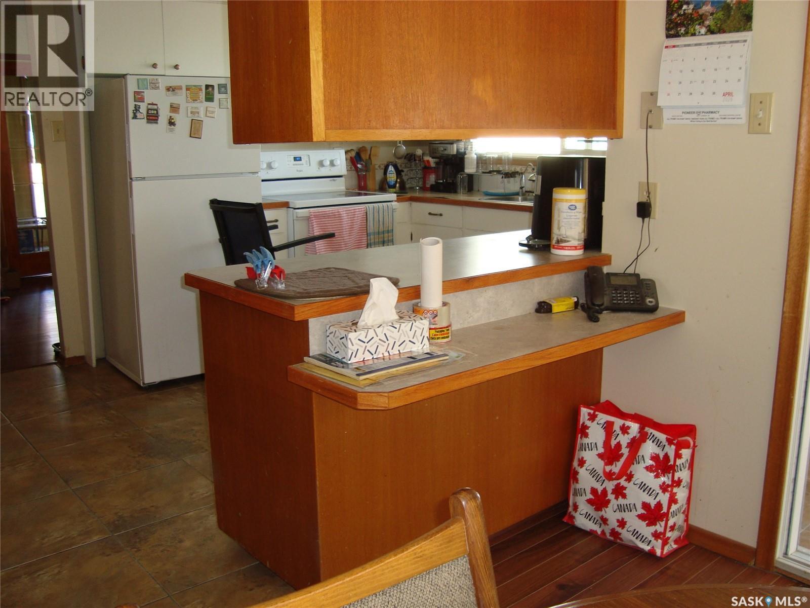 247 9Th Avenue Nw, Swift Current, SK - Indoor Photo Showing Kitchen