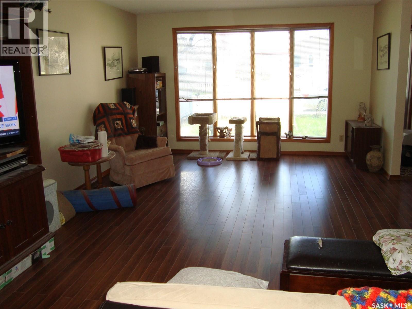 247 9Th Avenue Nw, Swift Current, SK - Indoor Photo Showing Living Room