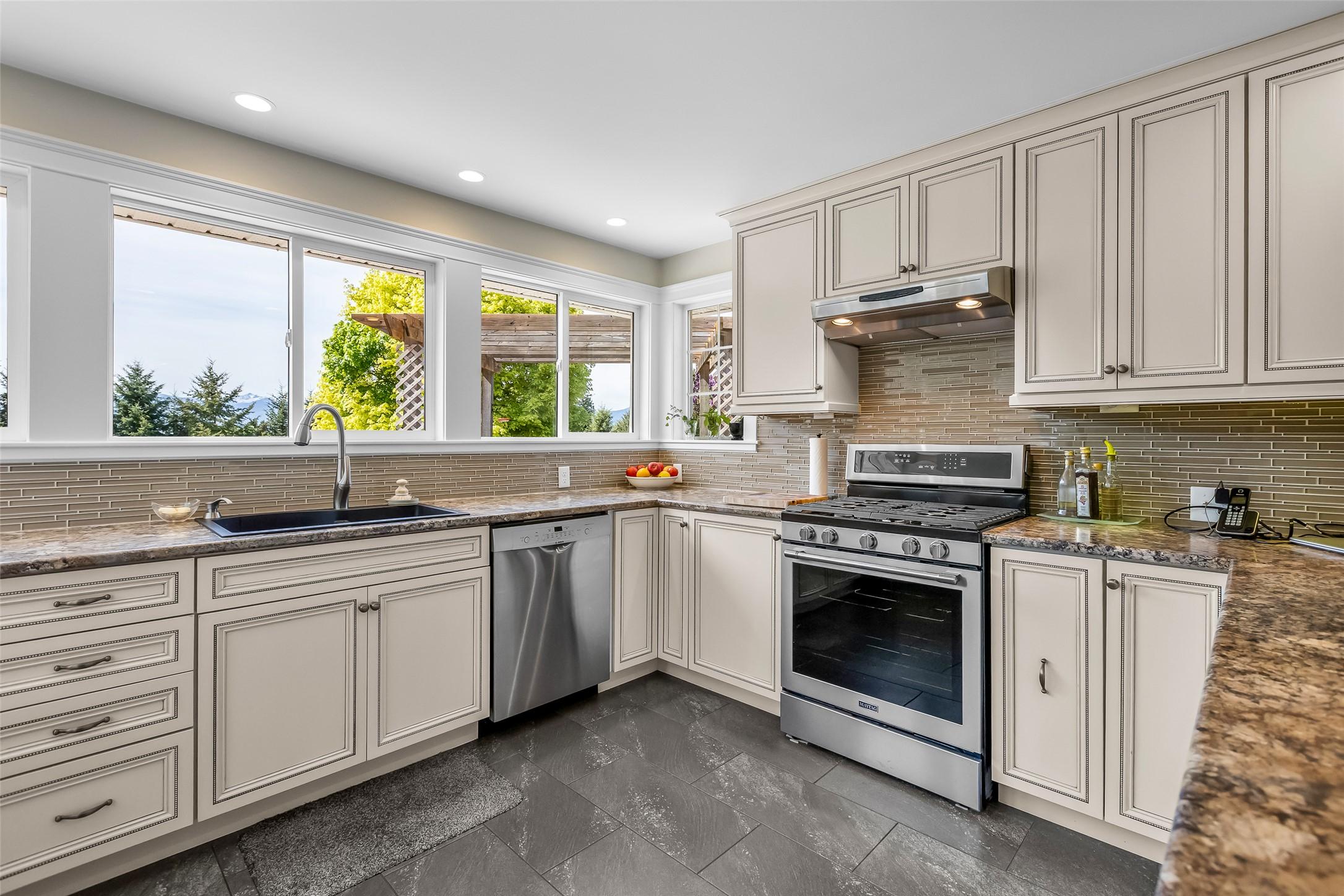 3609 Masuch Road, Creston, BC - Indoor Photo Showing Kitchen With Upgraded Kitchen