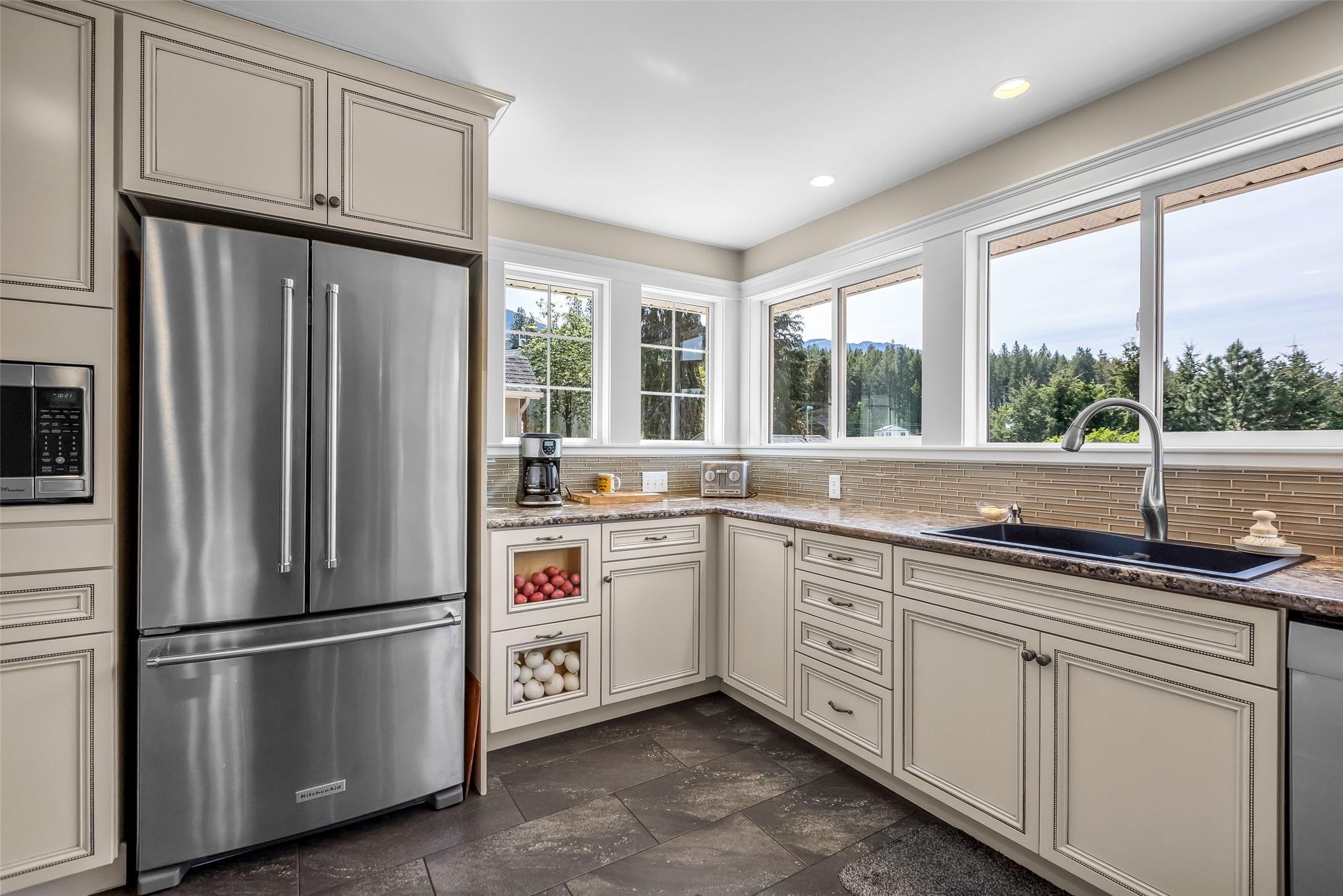 3609 Masuch Road, Creston, BC - Indoor Photo Showing Kitchen